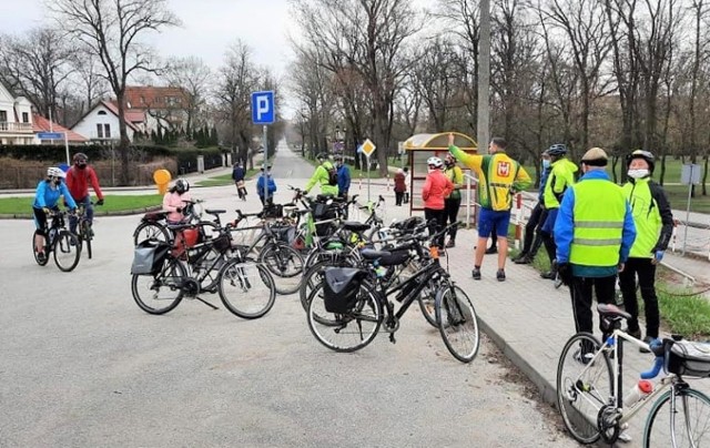 Turyści z KTR "Kujawiak" objechali w niedzielę, 18 kwietnia jezioro Pakoskie. Poszukiwali wiosny. Zapewniają, że jest już tuż, tuż...