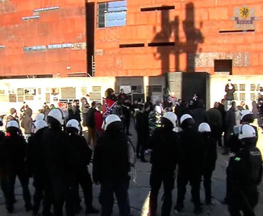 Policjanci blokujący nielegalną kontrmanifestację