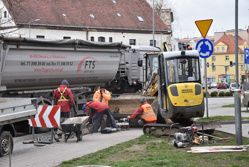 Koniec podtopień na ul. Lwowskiej w Oleśnicy? Trwają prace drogowców