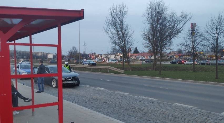 Wypadek radiowozu na skrzyżowaniu ul. Miłosza i Branickiego w Białymstoku. Policyjne auto zderzyło się z BMW. Ranni policjanci [ZDJĘCIA]