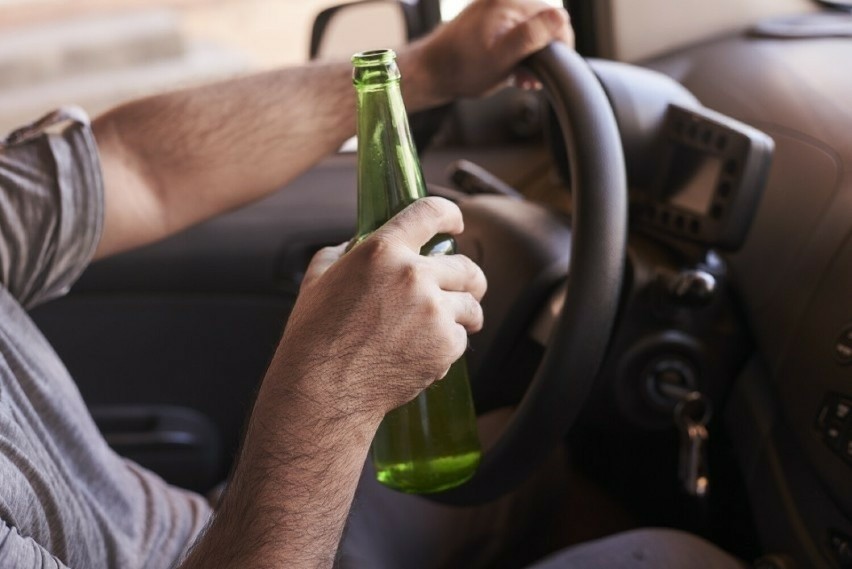 Wciąż wielu kierowców jeździ pijanych i spożywa alkohol...