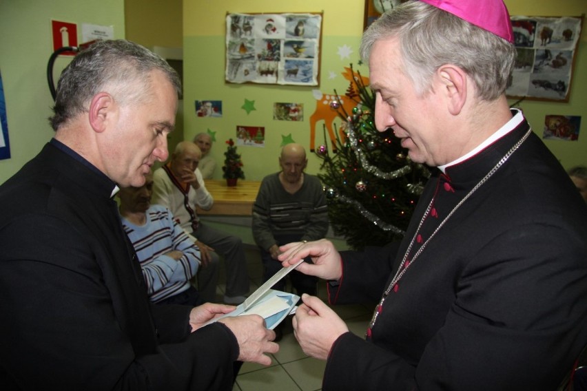 Biskup Ryszard Kasyna odwiedził pacjentów bytowskiego szpitala 