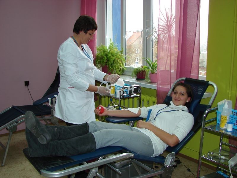 Uczniowie Emilki oddali krew, która pomoże ratować zdrowie i...