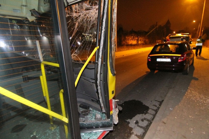 Autobus MPK uderzył w latarnię [ZDJĘCIA]