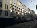 Biurowiec i hotel przy Wojewódzkiej już z elewacją ZDJĘCIA