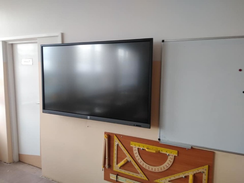 Szkoła podstawowa z nowymi interaktywnymi monitorami