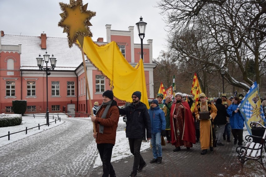 Orszak Trzech Króli 2022 przemaszerował ulicami w Wejherowie. W Kolegiacie pokłon Świętej Rodzinie oddali Kaszubi i Górale