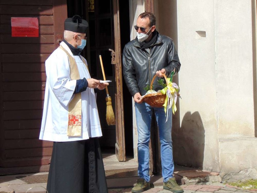 Święcenie pokarmów wielkanocnych przy kościele p.w. św. Wojciecha w  Margoninie.