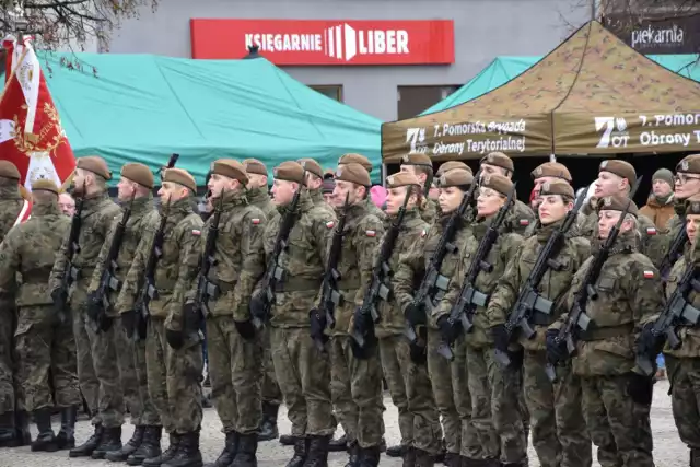Żołnierze Wojsk Obrony Terytorialnej złożyli uroczystą przysięgę wojskową na Rynku w Kościerzynie.