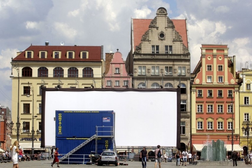 Na Rynku stanął już wielki ekran. Od piątku będzie można tam oglądać filmy (ZDJĘCIA)