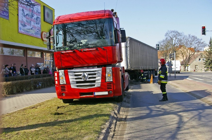 Naczepa odpięła się od ciągnika siodłowego w centrum Międzychodu