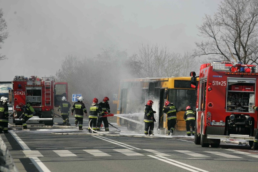 Pożar autobusu na ul. Gliwickiej w Mikołowie [ZDJĘCIA]