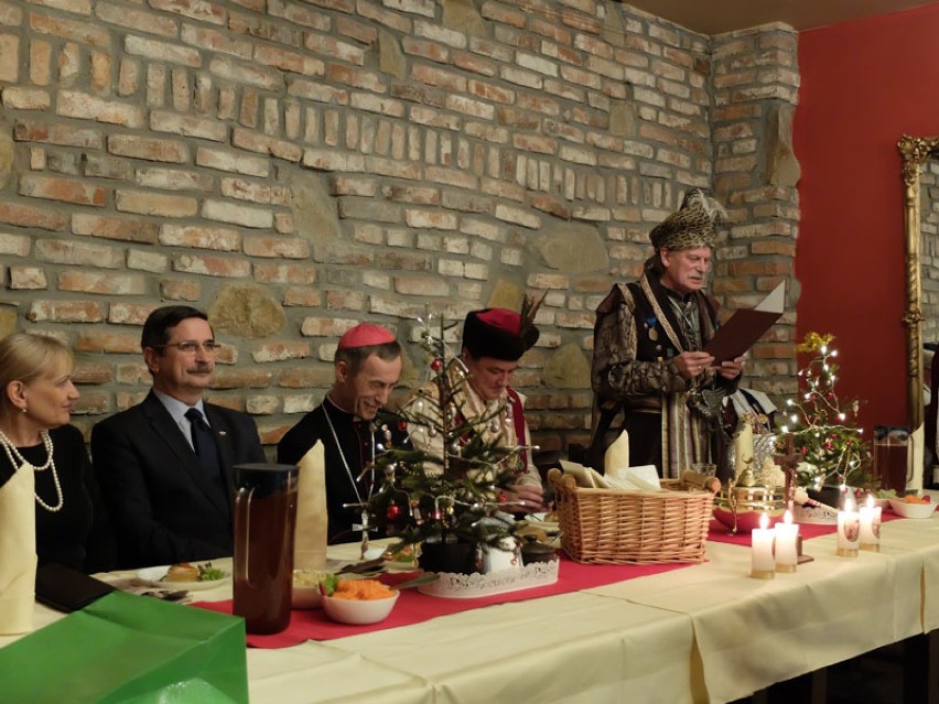 Spotkanie opłatkowe w tarnowskim Bractwie Kurkowym. Kolędy śpiewali biskup Stanisław Salaterski i prezydent Roman Ciepiela