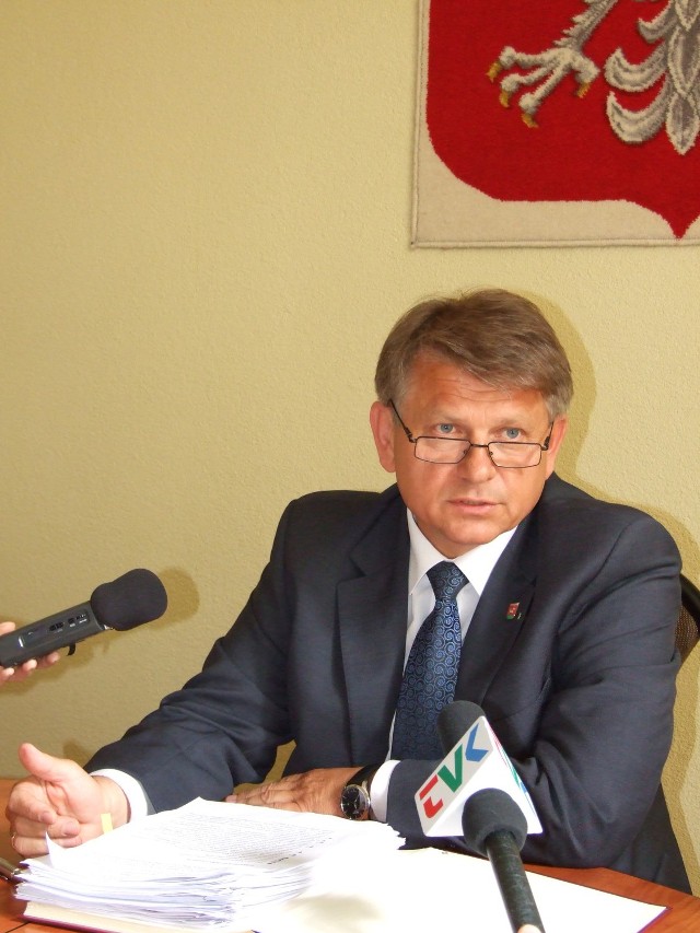 Przekształcenie szpitala nie spowoduje obniżenia jakości świadczonych usług medycznych - przekonuje starosta Andrzej Stępień