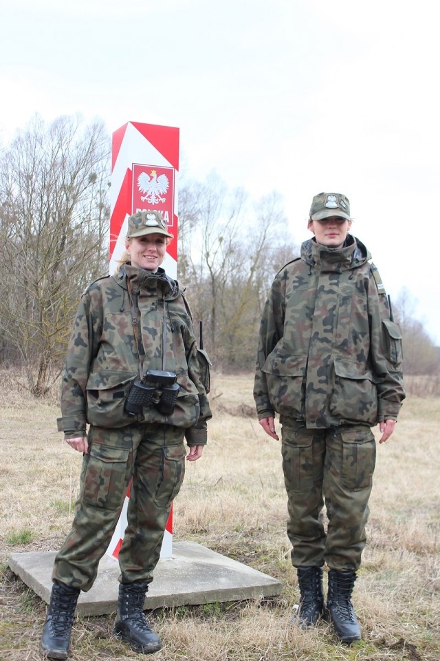 Kobiet nie brakuje również na tzw. zielonej granicy. 
Kpr. Goryń Anna (po prawej) – na co dzień strzeże naszych granic państwowych.
- Skończyłam Akademię Obrony Narodowej i od zawsze wiedziałam, że chce nosić mundur. Jak wygląda moja praca? Przede wszystkim patroluję i obserwuję. Mamy pewne wyznaczone miejsca w których mogą zdarzać się próby przemytu i tam co jakiś czas jesteśmy, by sprawdzić czy nic złego się nie dzieje. Granicę patrolujemy w autach, bądź pieszo. To ostatnie wymaga od nas sporej sprawności fizycznej, ale staram się nie ustępować mojemu koledze. Praca jest wymagająca, szczególnie zimą, latem z kolei strasznie gryzą komary, ale ja jestem nią zachwycona. Nie jestem typem człowieka, który lubi siedzieć w miejscu. Ja potrzebuję ruchu. Swoją karierę w Straży dopiero zaczynam, ale już wiem, że właśnie to chcę robić. Pamiętam swój pierwszy dzień i przyznam, że gdyby nie pomoc doświadczonych kolegów byłoby ciężko. Może niewiele osób wie, ale my musimy cały odcinek znać niemalże na pamięć. Trzeba się nauczyć punktów orientacyjnych, poznać ścieżki i oczywiście procedury zachowania w danej sytuacji. To praca dla osób spostrzegawczych, które zwracają uwagę na szczegóły wiele miejsc wygląda tak samo. Znajomość lokalizacji znaków granicznych to podstawa. Kobiety w służbie na granicy sprawdzają się bardzo dobrze, bo trzeba podkreślić, że nie zawsze znaczenie ma tężyzna fizyczna, czasem potrzebna jest analiza i spostrzegawczość. Porównywanie kwestii kobiet i mężczyzn w odniesieniu do tężyzny fizycznej jest błędnym, bo jest dużo cech, które umożliwiają tzw. Słabszej płci poprawne wykonywanie zadań. Wychodząc w patrol czuje się bezpieczna, mam partnera na którego zawsze mogę liczyć, broń, gaz i kajdanki.