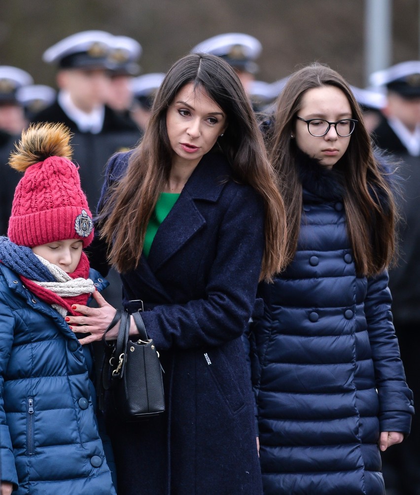 Gdynia: Flesz z przeszłości. 12.03.2017. Marta Kaczyńska na nadaniu bibliotece AMW imienia jej ojca. Pojawili się też znani politycy 