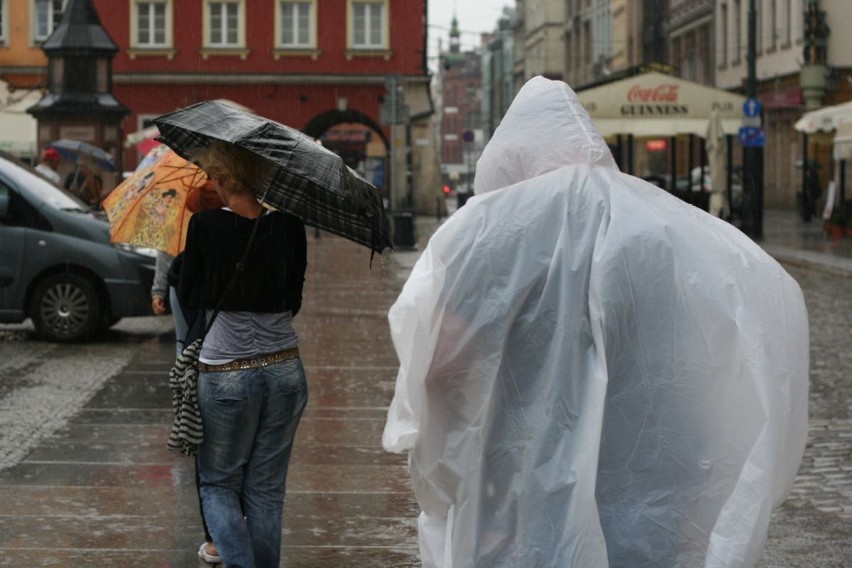 Deszczowy piątek we Wrocławiu (ZDJĘCIA)