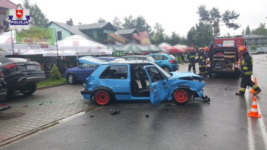 20-latka uderzyła Volkswagenem Golfem w trzy zaparkowane auta