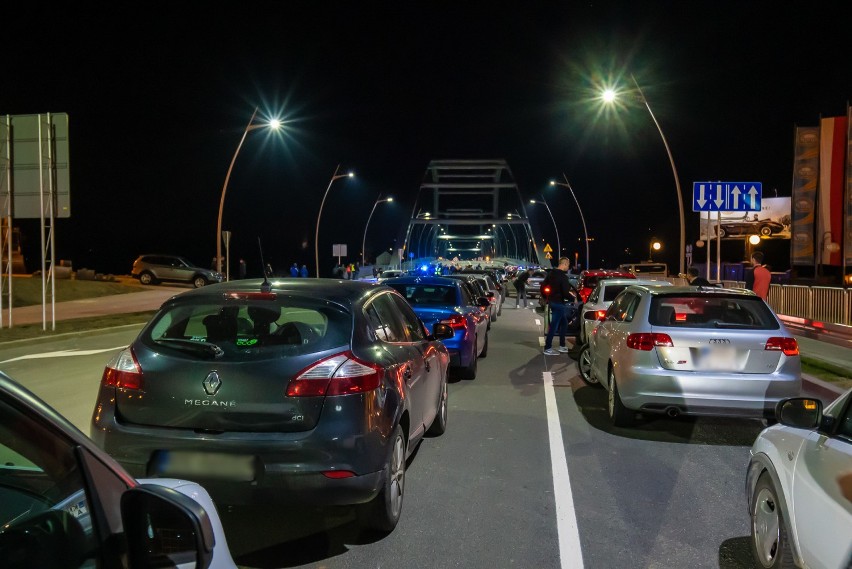 O północy otwarto nowy most heleński z fajerwerkami