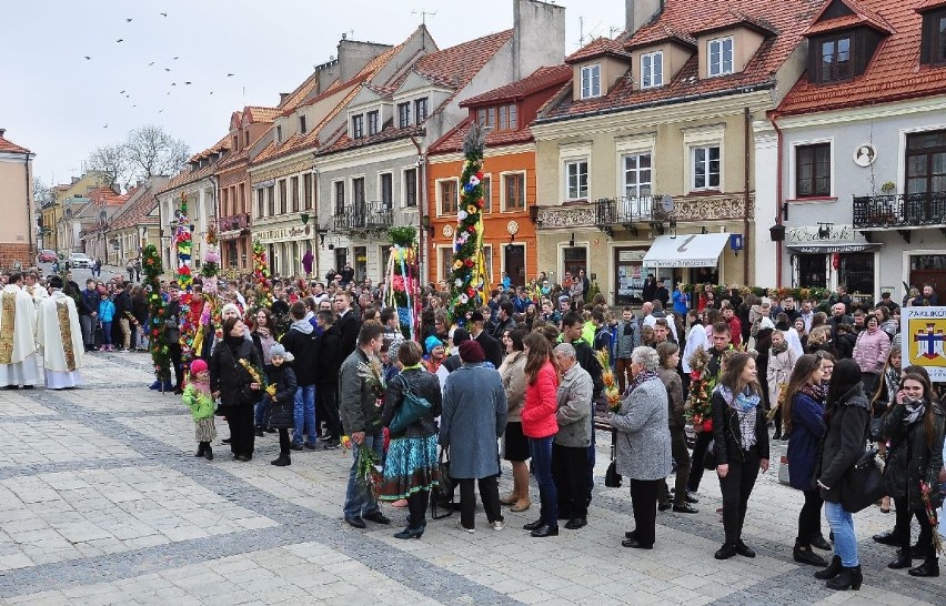 Młodzi z całej diecezji i piękne palmy podczas Niedzieli Palmowej w Sandomierzu