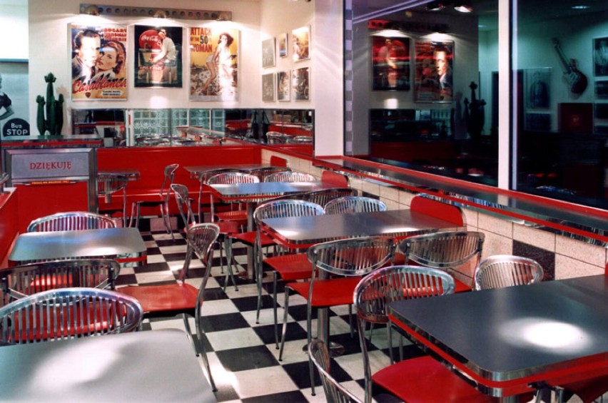 McDonald's w Warszawie jak przydrożny bar w USA. Niezwykłe wnętrza restauracji stylizowanej na lata 50