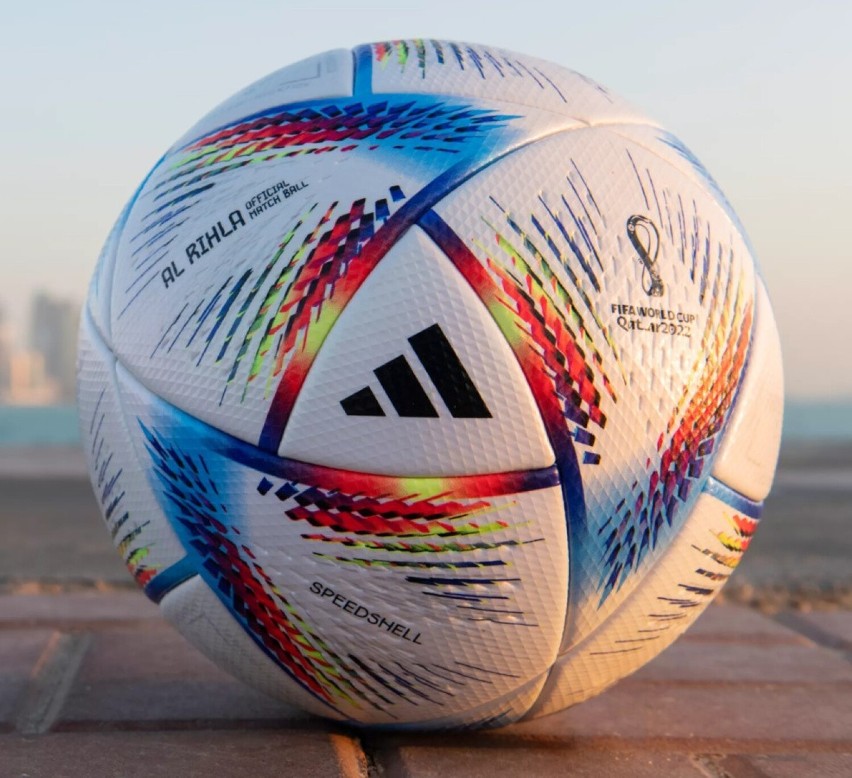 Piłka Al Rihla, która będzie używana na mundialu w Katarze.