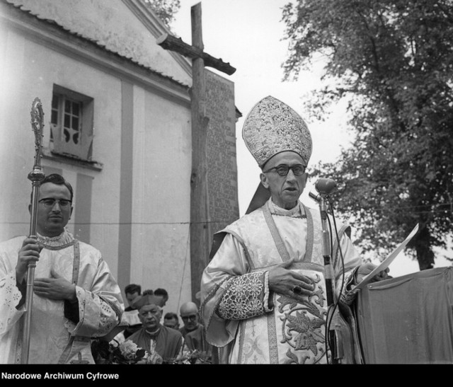 Metropolita poznański Antoni Baraniak podczas Obchodów Tysiąclecia Chrztu Polski w Drohiczynie (1966 rok).