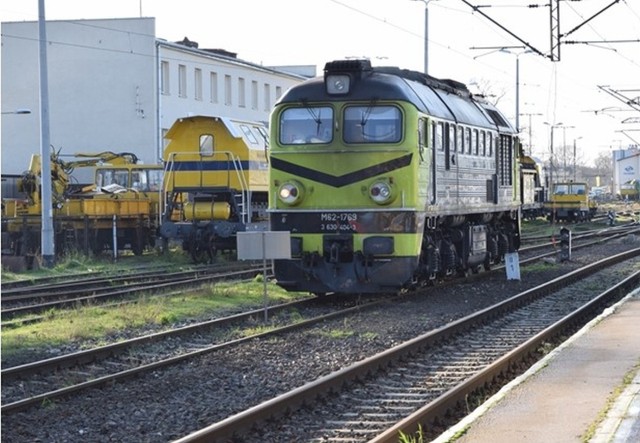 Nad tunelem, który ma połączyć inowrocławski dworzec PKP z parkingiem przy ul. Magazynowej ułożono już tory kolejowe. Odbyły się też testy obciążeniowe tunelu, nad którym przejechała duża spalinowa lokomotywa. Konstrukcja zdała egzamin.