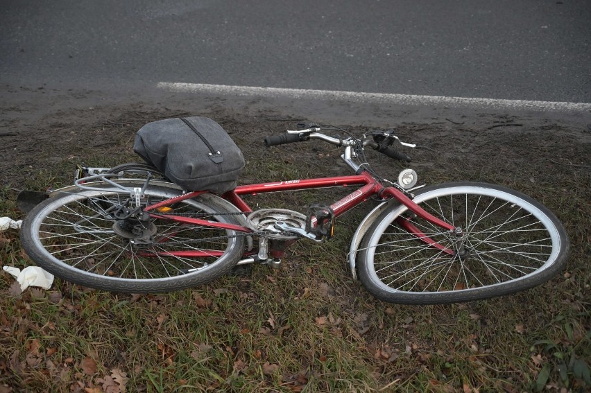 Wypadek w Świerkocinie. Nietrzeźwy rowerzysta zderzył się z samochodem [zdjęcia, wideo]