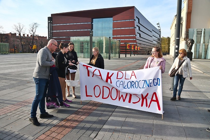 Manifestacja łyżwiarzy we Wrocławiu. Jakie hasła mieli na transparentach? [ZDJĘCIA] 