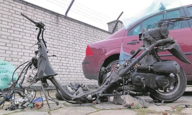 Ze skutera 16-latka zostało niewiele. W tle ford mondeo, który 2 listopada w Bąkowie pod Łowiczem uderzył w jednoślad
