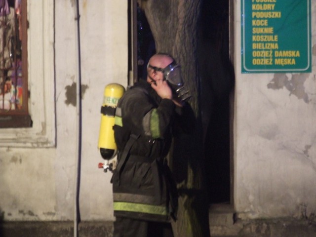 Strażacy musieli pracować w aparatach tlenowych. Fot. Piotr Andrzejak
