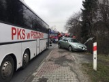 Tomice. Autobus PKS zderzył się z osobówką. Jedna osoba ranna