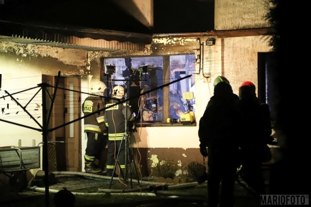 Pożar domu w Kadłubie Turawskim. W akcji gaśniczej uczestniczyło siedem jednostek straży pożarnej