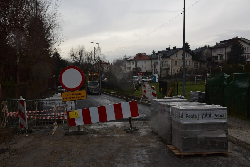 Ulica Różana w Sandomierzu będzie częściowo przejezdna. Koniec z objazdem. Zobacz zdjęcia z placu budowy