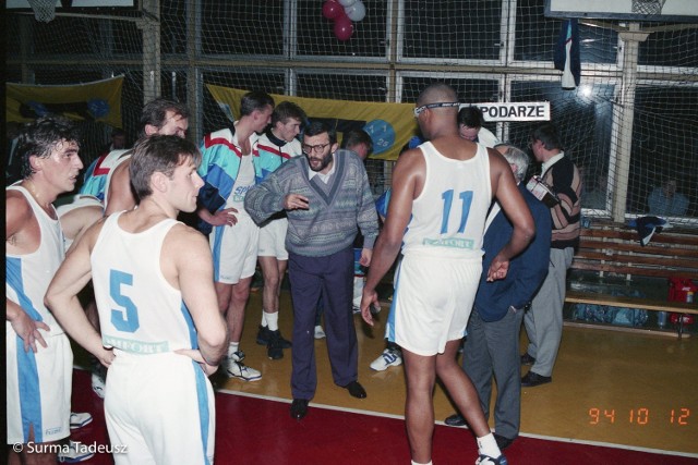 Na zdjęciu wykonanym w 1994 roku zespół koszykarzy stargardzkiego klubu, który grał wtedy w najwyższej lidze koszykówki, a trenerem był wtedy Grzegorz Chodkiewicz