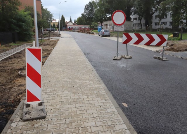 Jest już niemal gotowa ulica Cicha na Plantach, po wymianie sieci został ułożony asfalt.