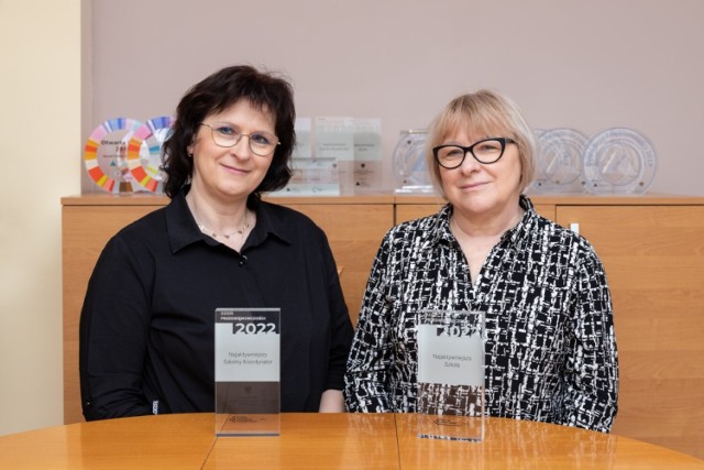 Sylwia Gnoińska, szkolny koordynator Dnia Przedsiębiorczości (z lewej) oraz Małgorzata Kołodziejska, dyrektor ZSE w Radomsku