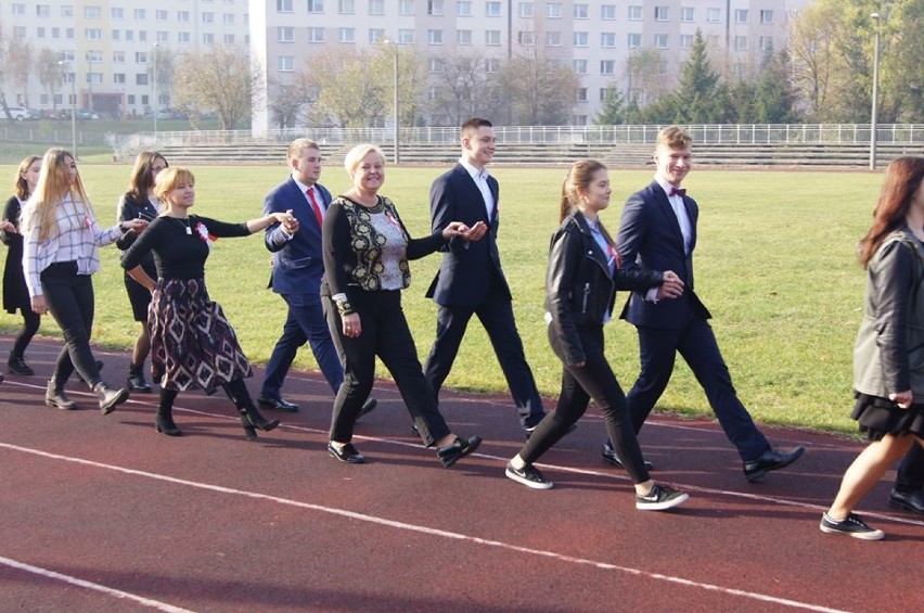 Zespół Szkół nr 2 w Jastrzębiu:  130 par zatańczyło Poloneza