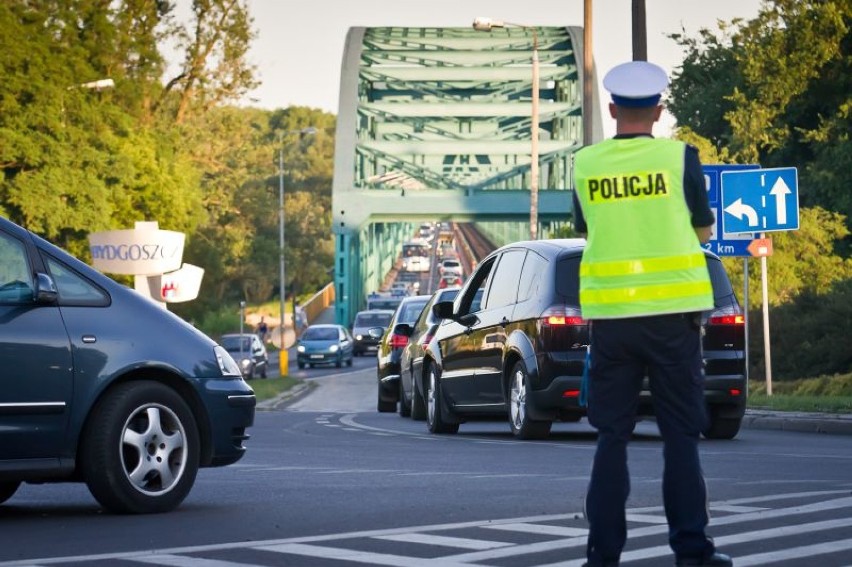 Most Fordoński w Bydgoszczy był zablokowany. Mężczyzna chodził po górnych przęsłach [zdjęcia]