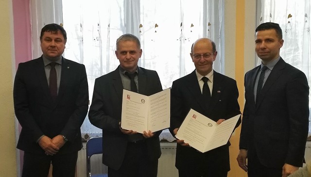 Podpisanie umowy o stworzeniu grupy partnerskiej pomiędzy Stowarzyszeniem Francja-Polska-Lot-Lubuskie a Europejskim Centrum Kształcenia Zawodowego i Ustawicznego w Gubinie.