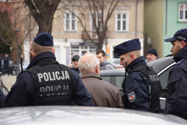 Policja zatrzymała mężczyznę jeszcze w trakcie trwania wiecu wyborczego.