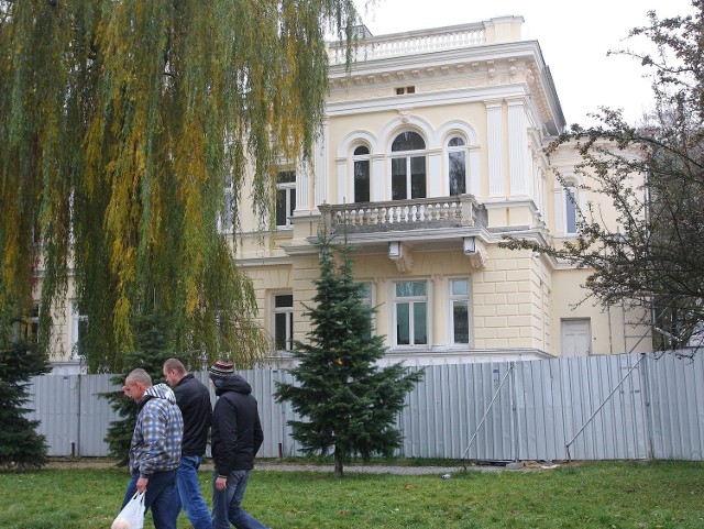 Pałac Rudowskich odzyskuje dawne kolory