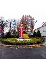 Grodzisk stroi się na święta.Trwa montaż świątecznych iluminacji i ozdób