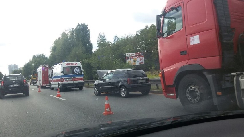Na trasie S 86 w Katowiacach zderzyły się 3 samochody