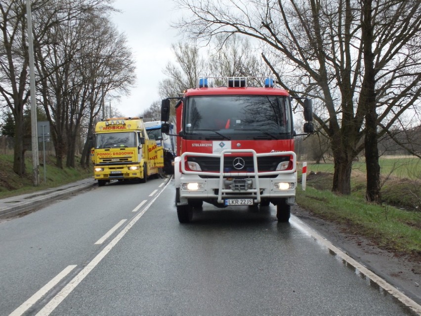 Wypadek w Kraśniku: Czołowe zderzenie forda z ciężarówką [ZDJĘCIA, WIDEO]
