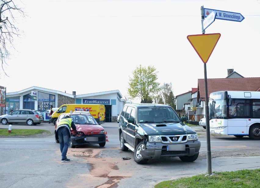 Wypadek na ulicy Głowackiego w Malborku [ZDJĘCIA]. Zderzyły się dwa auta osobowe