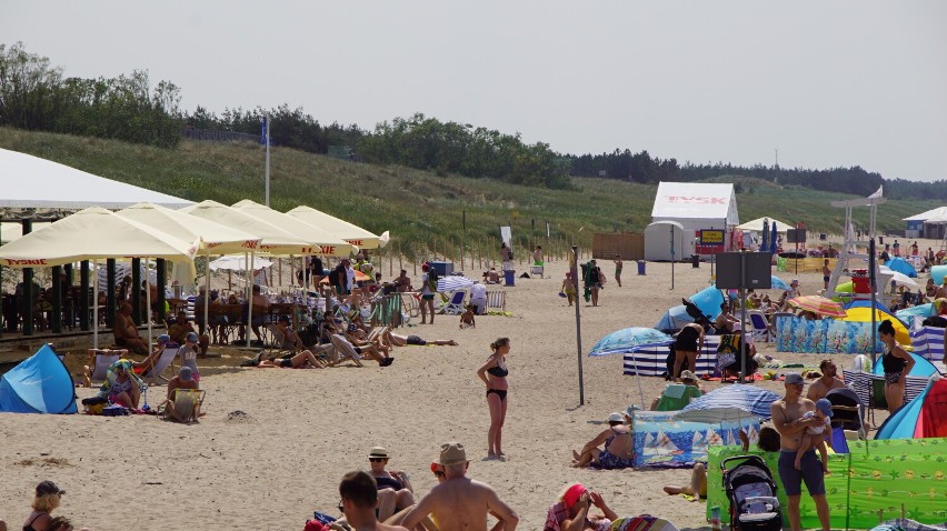 Wakacje 2022 w Darłówku. Na plaży pełno turystów [zdjęcia] 
