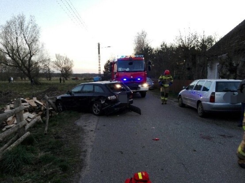 Groźny wypadek w okolicy Warszkowa. 3 osoby trafiły do szpitala [ZDJĘCIA]