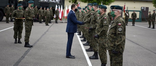 Minister obrony narodowej Mariusz Błaszczak podziękował dziś, 9 czerwca w Brodnicy żołnierzom z 4. Pułku Chemicznego